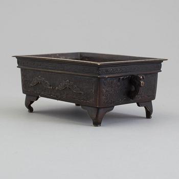 A Japanese bronze censer, Meiji (1868-1912).