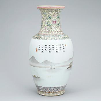 VAS, porslin, Kina, 1900-talets mitt.