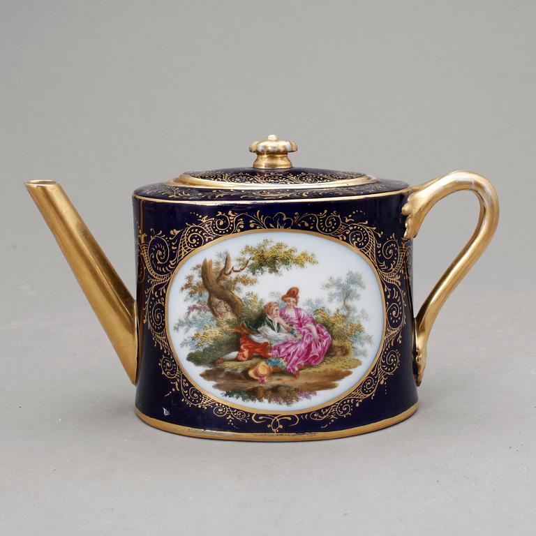 TEKANNA, porslin, Wien-liknande märke, omkring sekelskiftet 1900.
