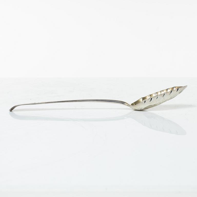 Thomas Wallis I, pokal, silver, London, England 1773 och Thomas Northcote, sked, silver, London, England 1789.