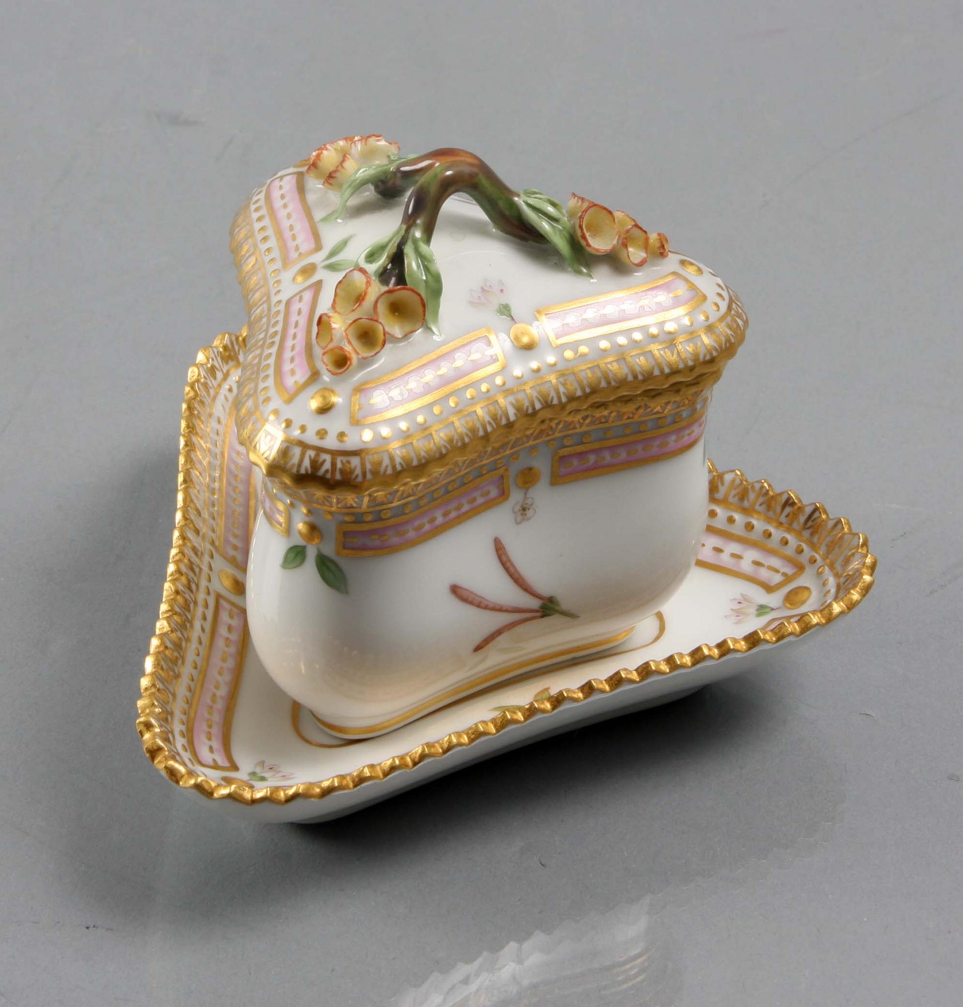 LOCKASK PÅ FAT, porslin. Royal Copenhagen "Flora Danica".