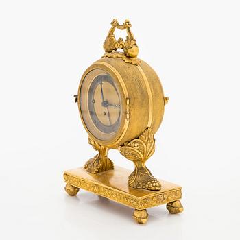 Pöytäkello, kullattua metallia, Ranska 1800-luvun loppupuoli.