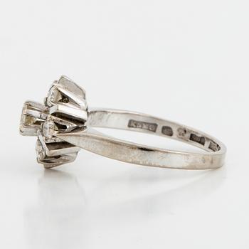 RING, med briljantslipade diamanter.