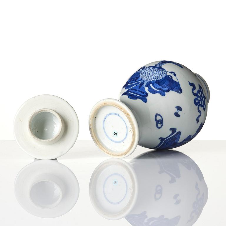 A blue and white vase with cover, Qing dynasty, Kangxi (1662-1722).