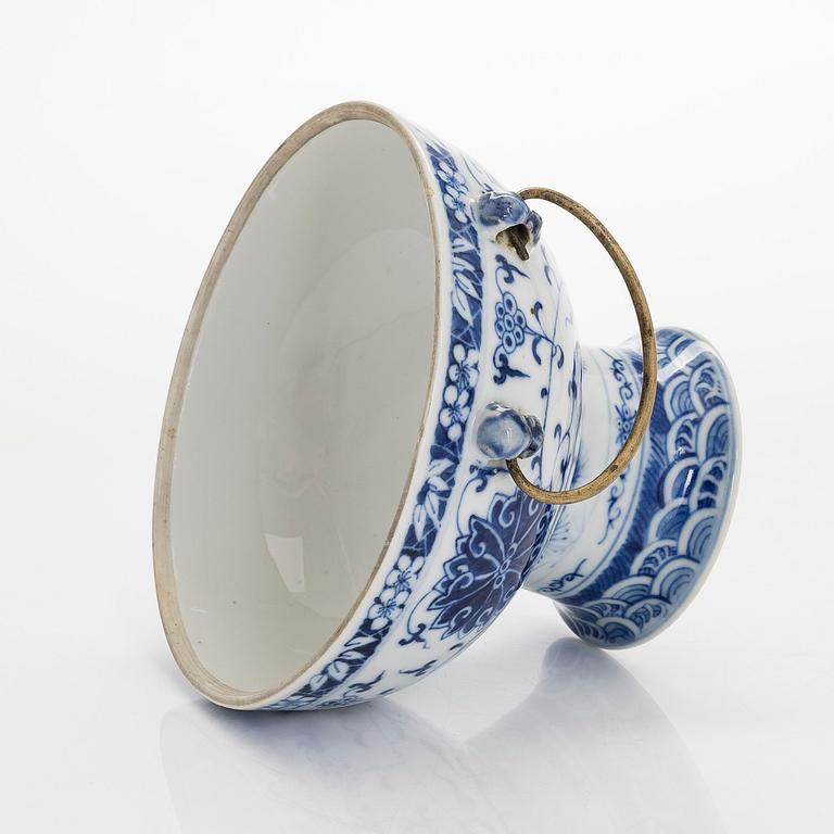 Footed porcelain bowl, late Qing dynasty, probably Guangxu, around 1900.