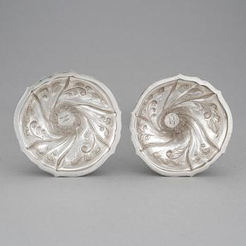 LJUSSTAKAR, ett par, silver, rokokostil, svenska importstämplar, 1900-tal. Vikt ca 933g.