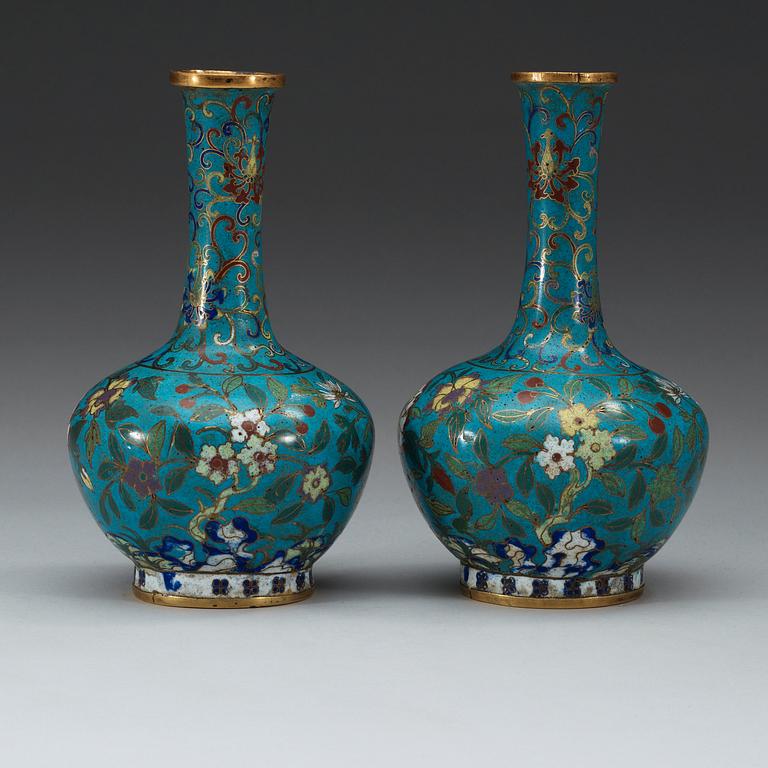 A pair of cloisonné vases, Qing dynasty.