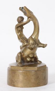 SKULPTUR, gulmetall, monogramsign samt bär gjutarstämpel "J.N ROSENGREN KONSTGJUTERI LIMHAMN".