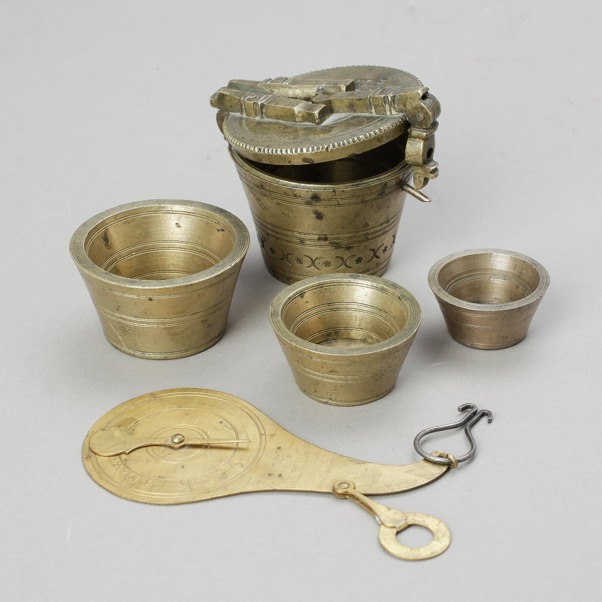 VIKTSATS samt BREVVÅG, mässing, 1700- samt 1800-tal.