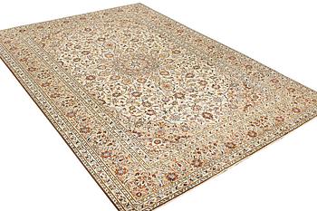 A Kashan carpet, a. 346 x 240 cm.