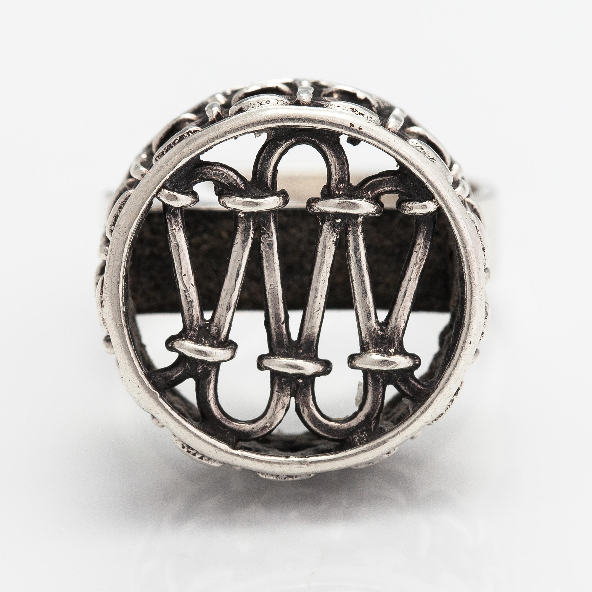 Pentti Sarpaneva, A silver ring. Turun Hopea, Turku 1974.