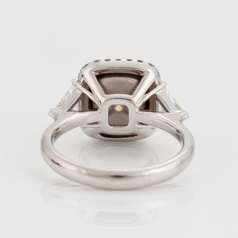 RING med en kuddslipad diamant.