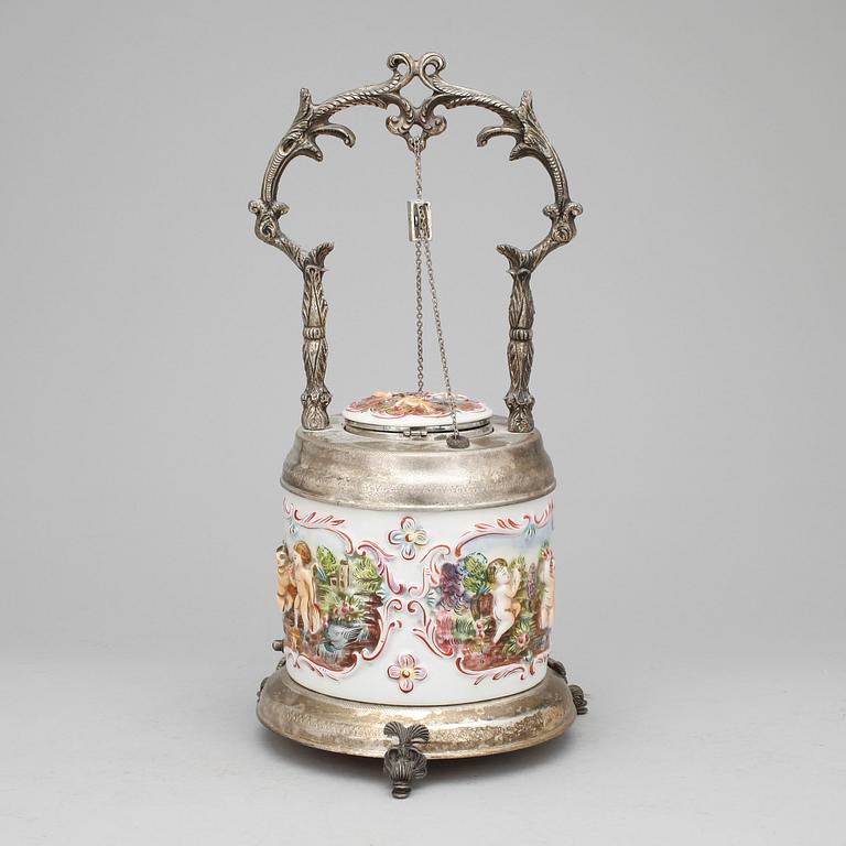 CIGARETT/SPELDOSA, vit metall och porslin, Italien, 1900-talets mitt.