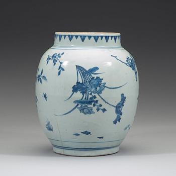 A blue and white Transitional jar, 17th century.