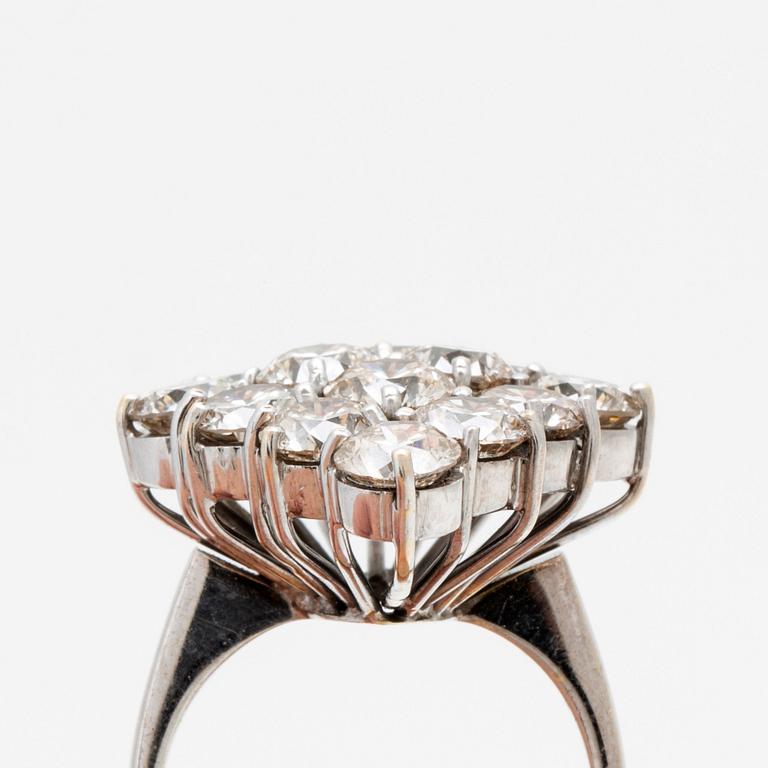 An 18K white gold and diamond ring, approx. 11.2 ct.