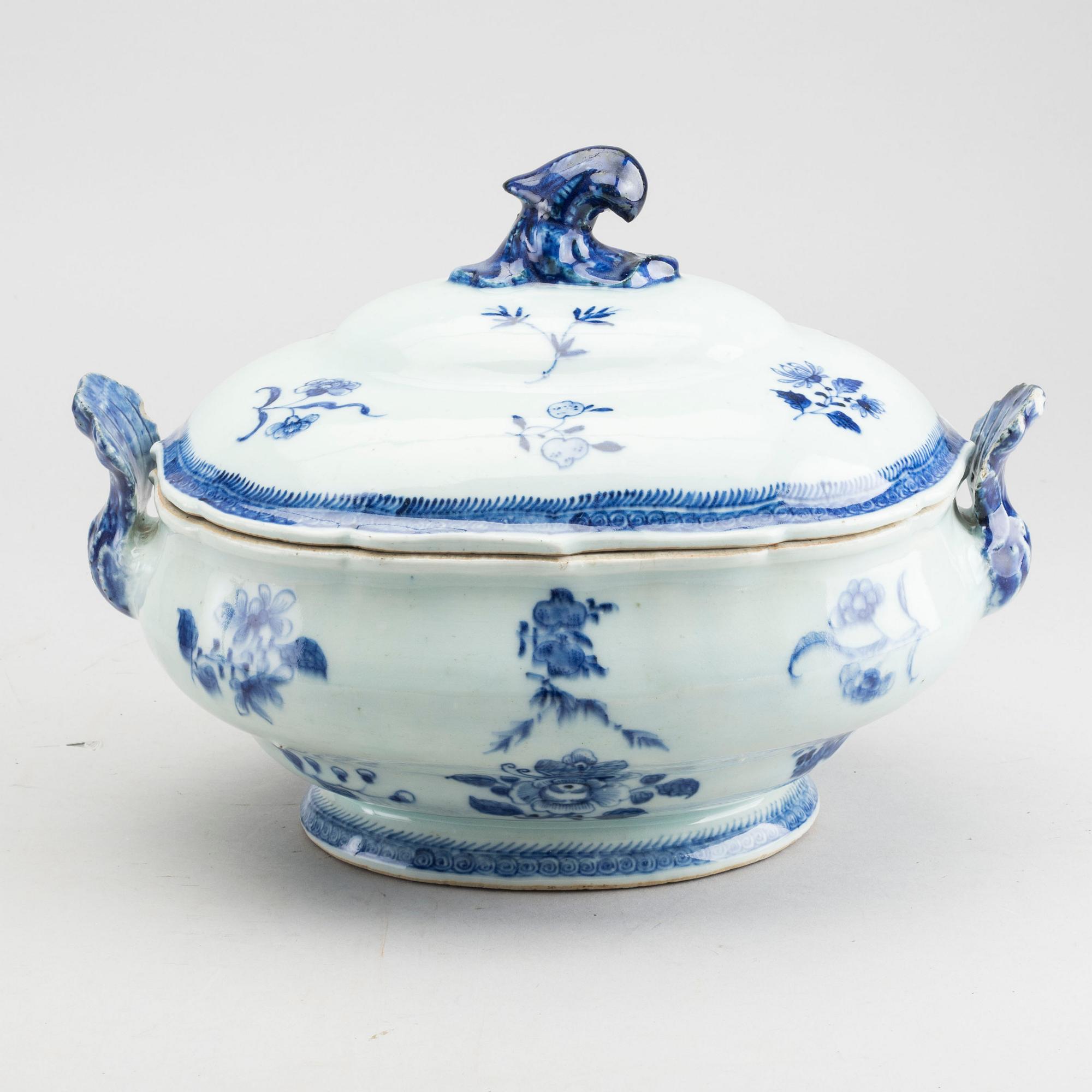 A Chinese Qianlong blue and white porcelain tureen and lid.