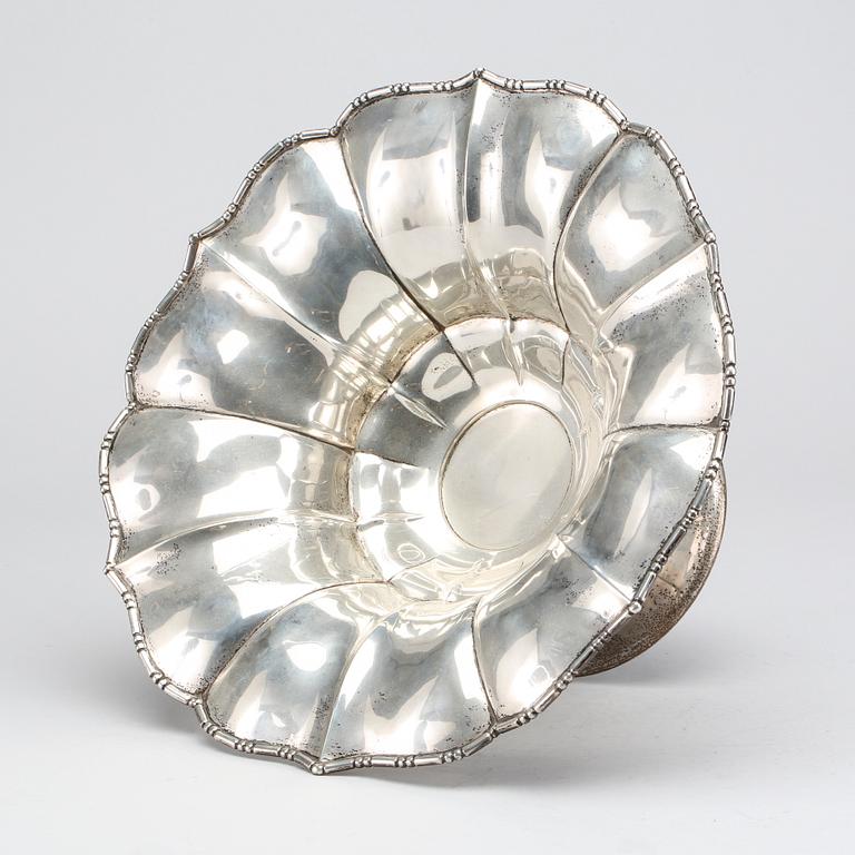 ERIC KALB, skål på fot, silver, Halmstad 1925, svenska importstämplar. Vikt c:a 790 g.