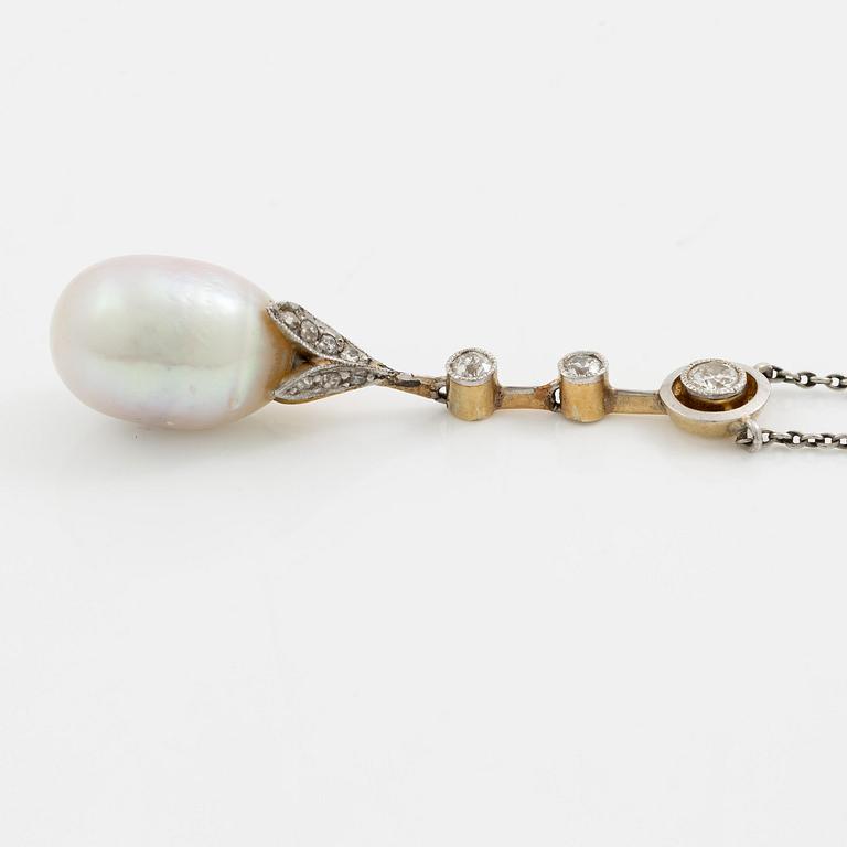 Collier 18K guld och silver med en pärla samt gammalslipade diamanter.