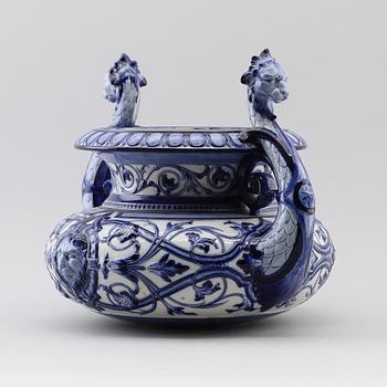 YTTERFODER, porslin, omkring år 1900.