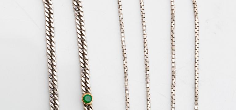 2 chains 18k whitegold, 1 with green stones, total weight 12,4 g.