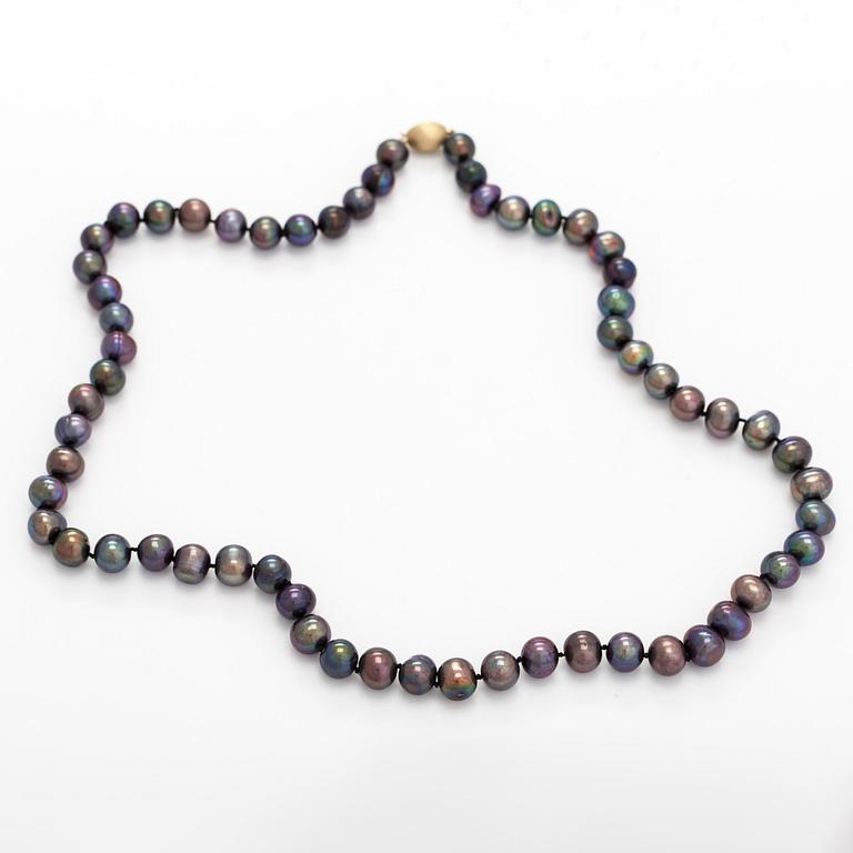 Helmet, viljellyt helmet, lukko 14K kultaa.