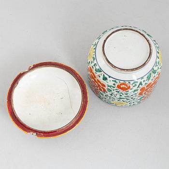 A Chinese wucai porcelain jar with cover, 17th century.