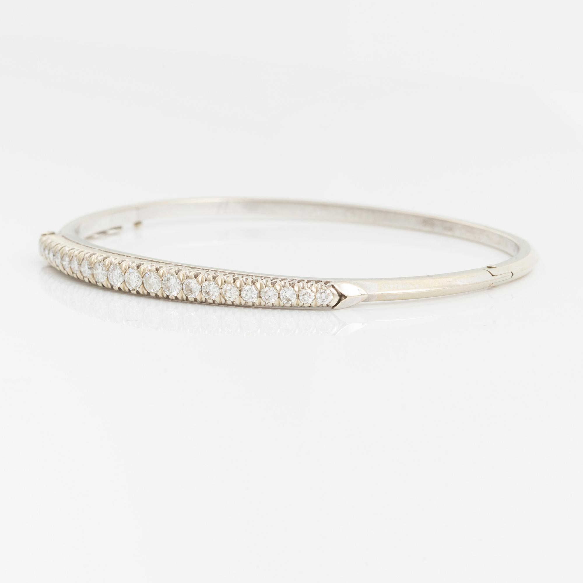 18K white gold bangle with round brilliant-cut diamonds.
