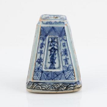 A Chinese blue and white porcelain joss stick holder, Qing dynasti, 19th century.