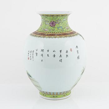 A Chinese porcelain vase from the 21th century.