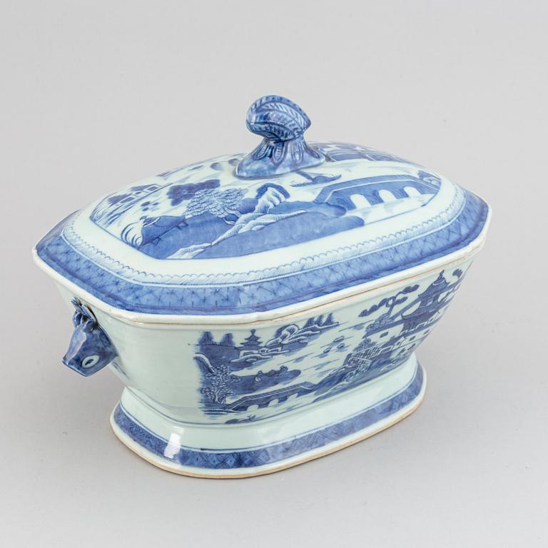 A blue and white tureen with cover, Qing dynasty, Jiaqing.