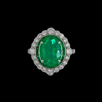 RING, fasettslipad smaragd med briljantslipade diamanter samt krans av små carréslipade smaragder.