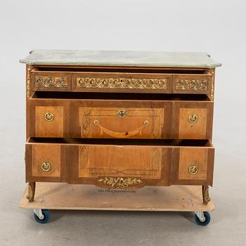 Chest of drawers in Gustavian style, early to mid-20th century.