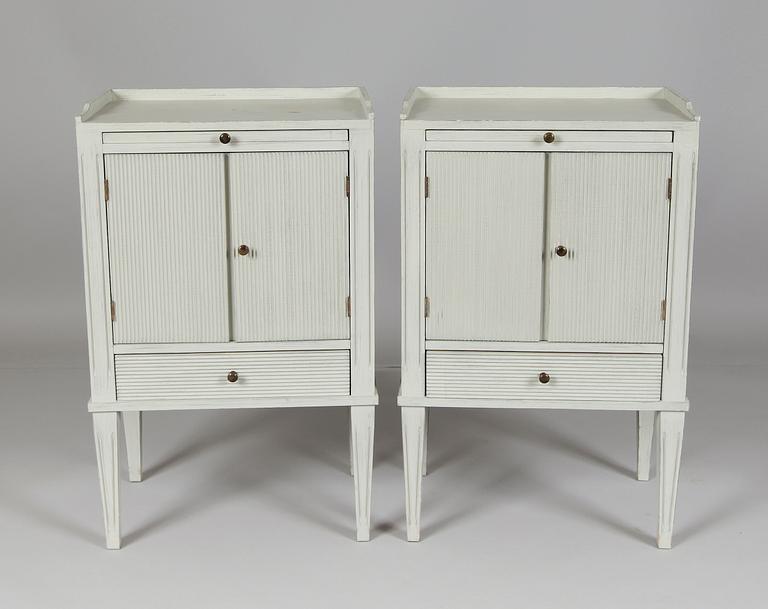 SÄNGBORD, 1 par, gustaviansk stil, 1900-talets andra hälft.