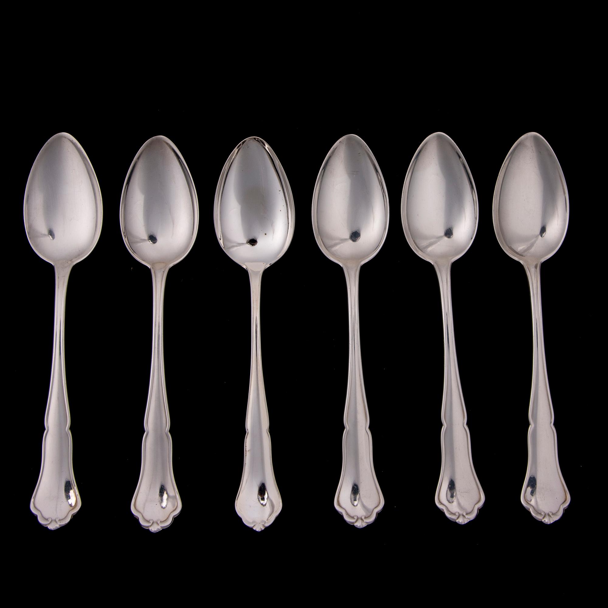 BESTICKUPPSÄTTNING i SCHATULL, 35 delar, silver, "Chippendale". Vikt utan knivar och tårtbestick 710 g.