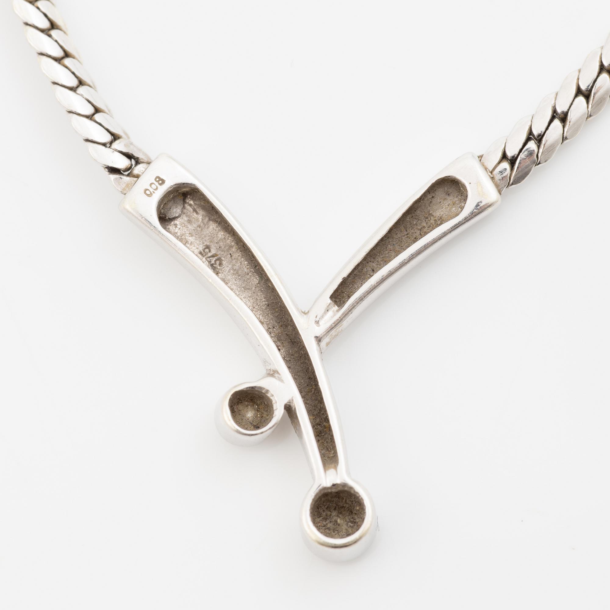 Necklace 9K white gold with brilliant-cut diamonds.