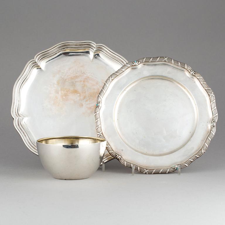 SKÅL, samt FAT, 2 st, silver bl.a. CG Hallberg, Stockholm, 1939. Vikt 109 + 571 g.