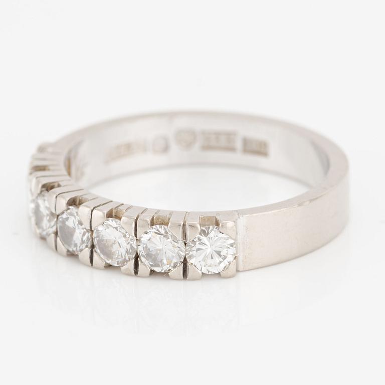 Ring in 18K white gold with round brilliant-cut diamonds.