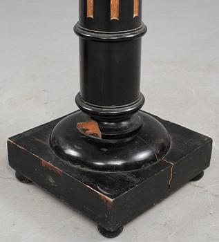 PIEDESTALER, ett par, nyrenässans, 1800-talets slut.
