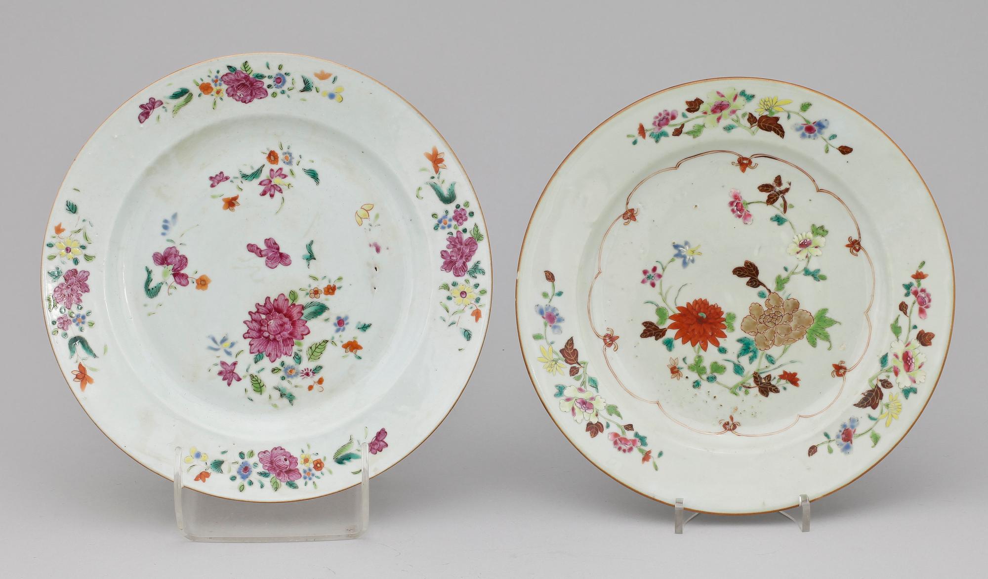 TALLRIKAR, 2 st. Porslin. Kina, Qianlong (1736-95).