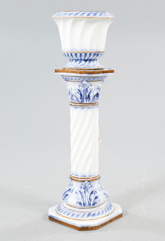 PIEDESTAL med YTTERFODER, porslin, Italien, 1900-talets andra hälft.