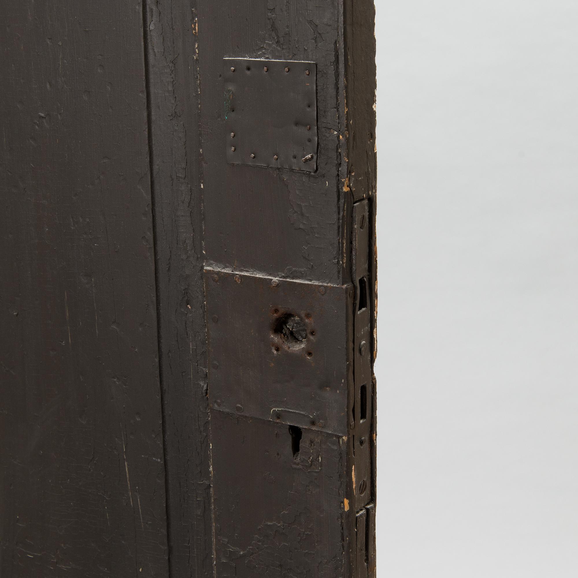 Alpo Jaakola, ovi/veistos, maalattu puu.