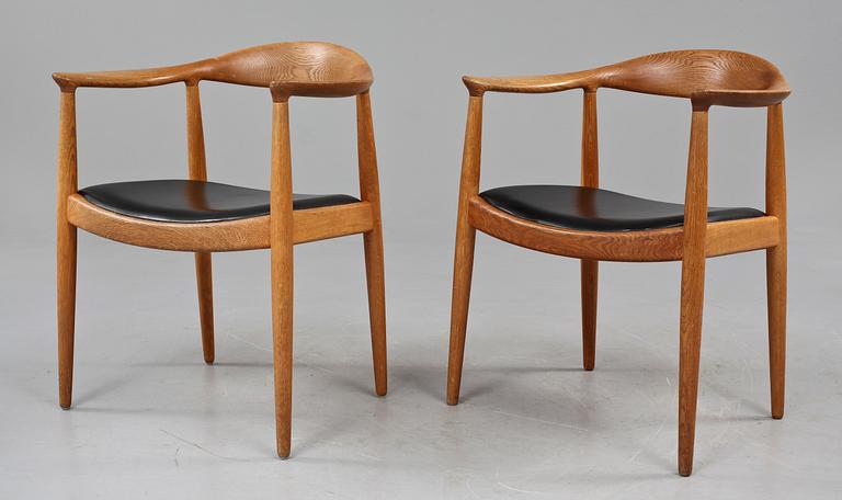 KARMSTOLAR, ett par, "The Chair", Hans J Wegner, Johannes Hansen, Danmark, 1900-talets andra hälft.