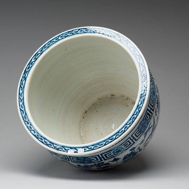 A large blue and white flower pot, late Qing dynasty.