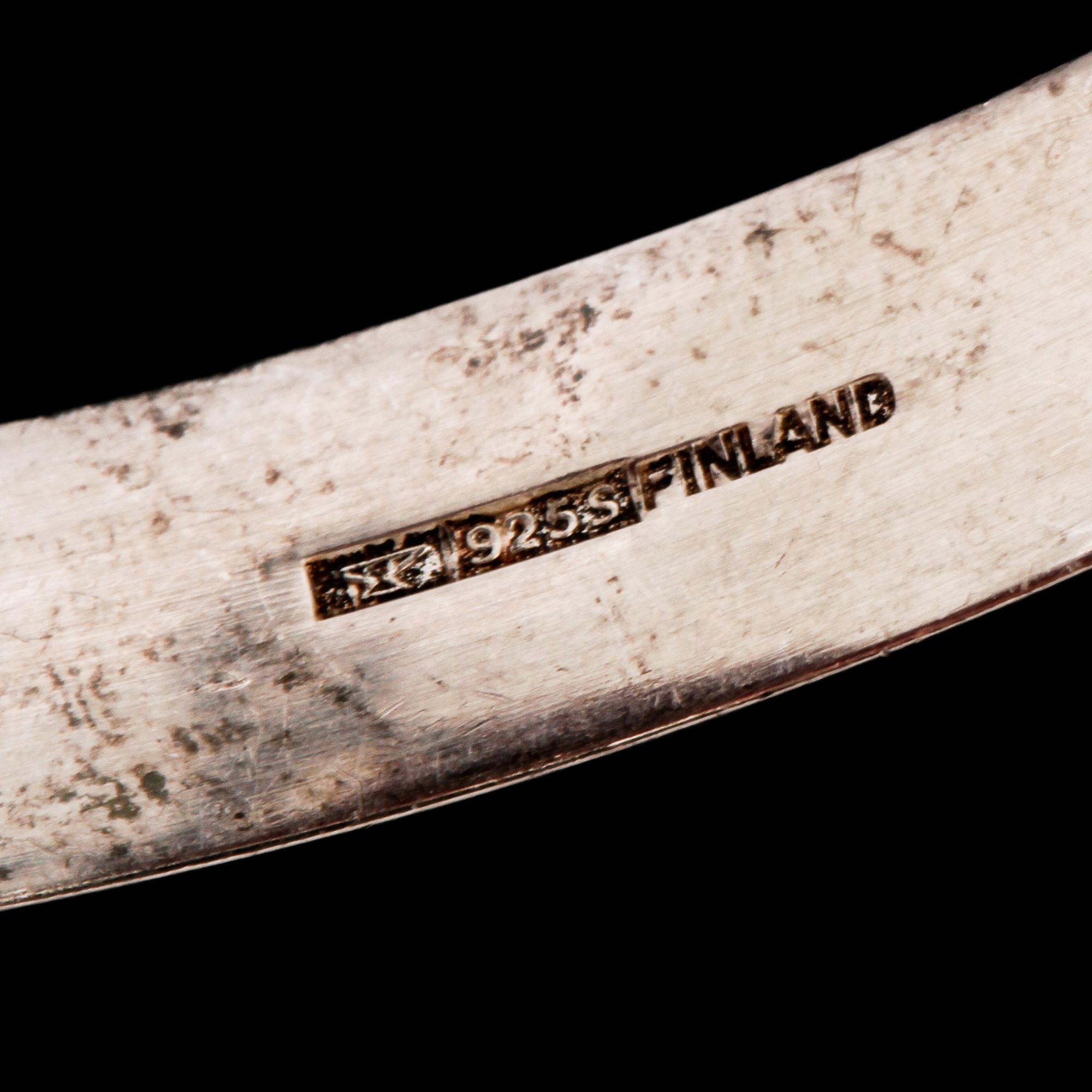 ARMRING, sterlingsilver med 9 fasettslipade bergkristaller, Kupittaan Kulta, Finland. Vikt 32 g.