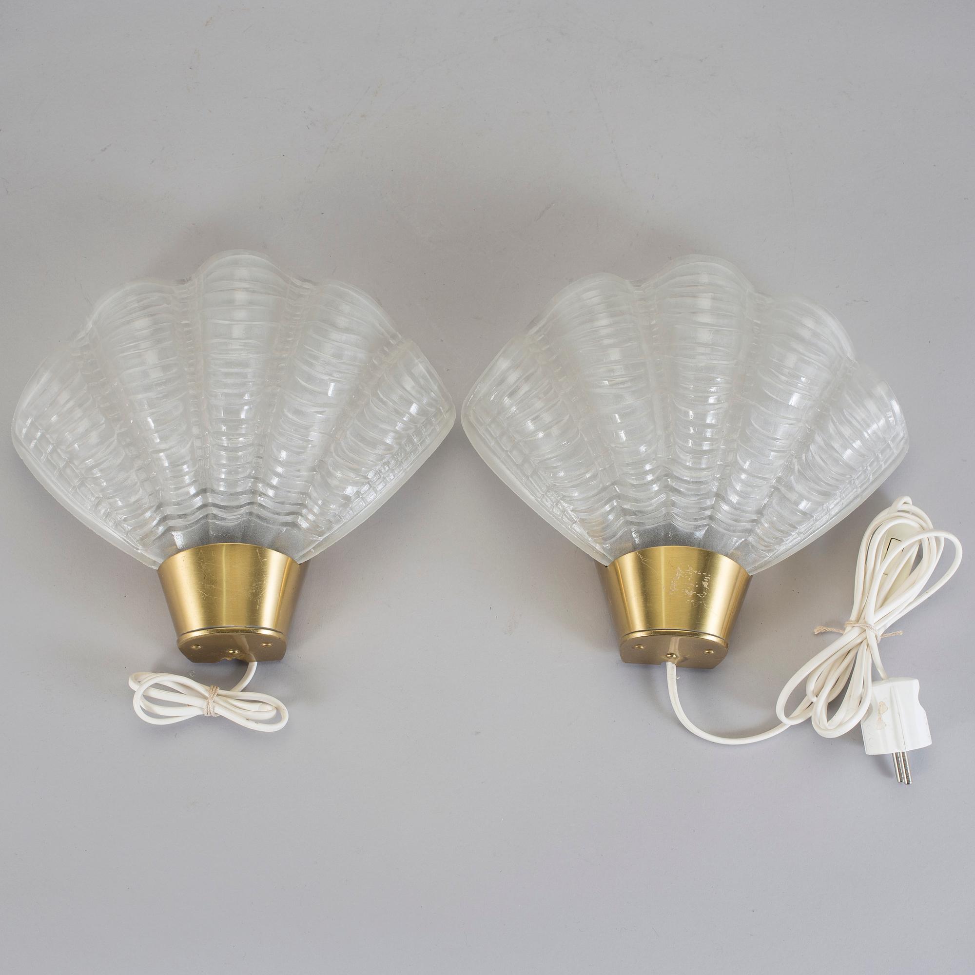 VÄGGLAMPOR, ett par, 1900-talets andra hälft.