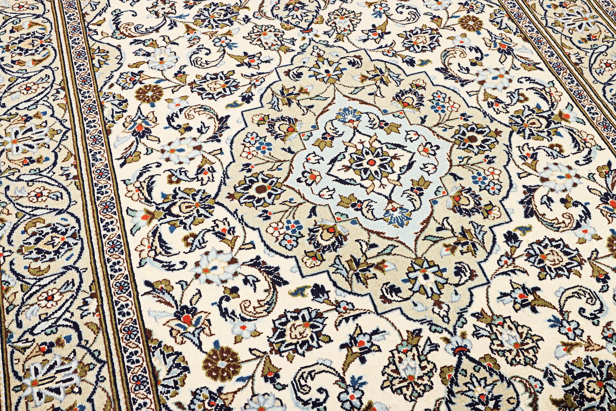 A Kashan carpet, a. 254 x 145 cm.