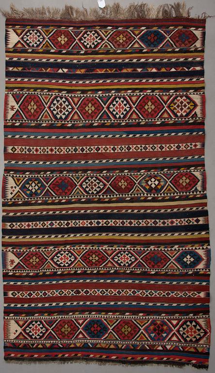 MATTA, kaukasisk kelim, sannolikt Shirvan, antik. Ca 256 x 152 cm.