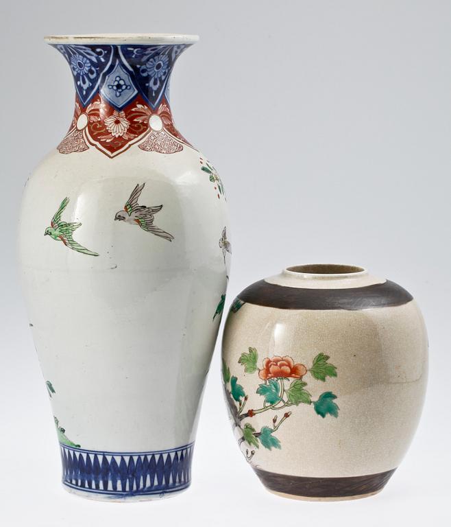 GOLVVAS SAMT BOJAN, porslin, Japan, 1900-talets första hälft.