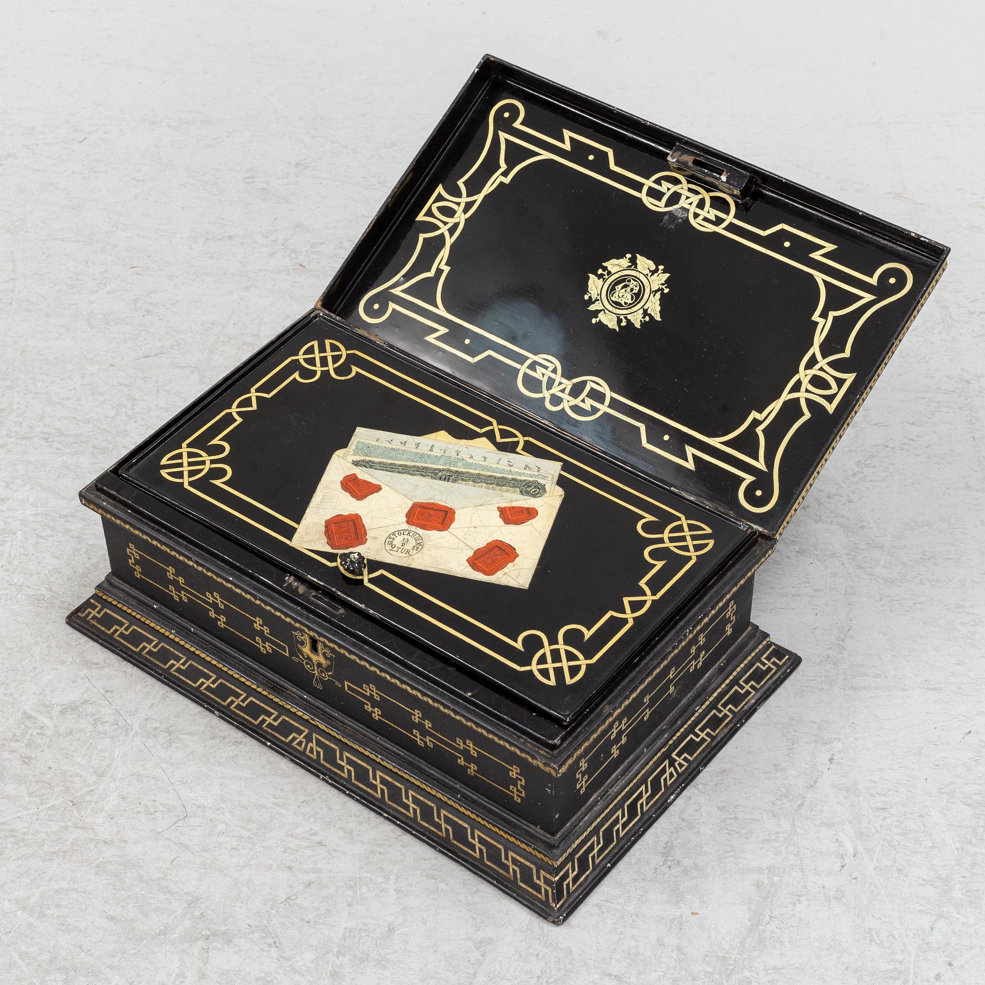 Bord med skrin, Ersbach und Hausness Blechwarenfabrik, Dresden, 1880-tal.