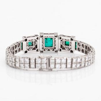 An 18K whitegold bracelet, set with emeralds and brilliant- and baguette-cut diamonds, Stockholm 1986.